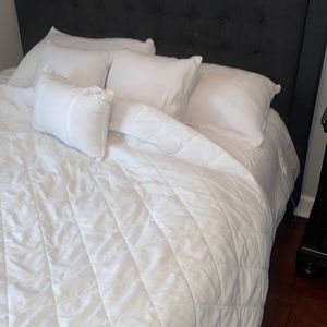 Tahari king size waterproof mattress cover. Minimally used in guest room.